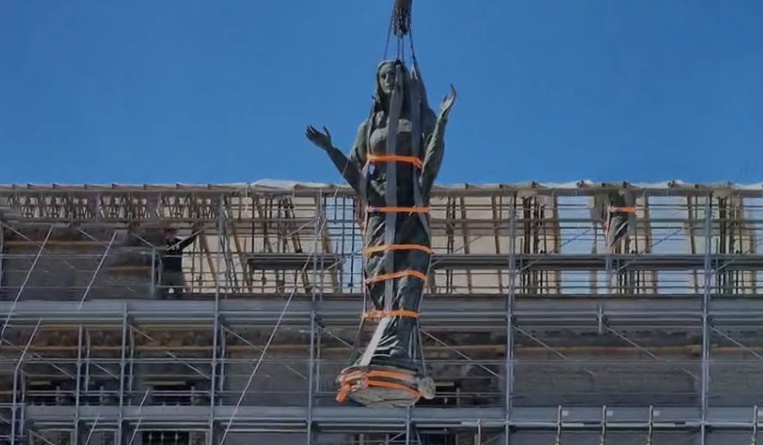 La statua imbracata viene rimossa dal campanile di Catanzaro