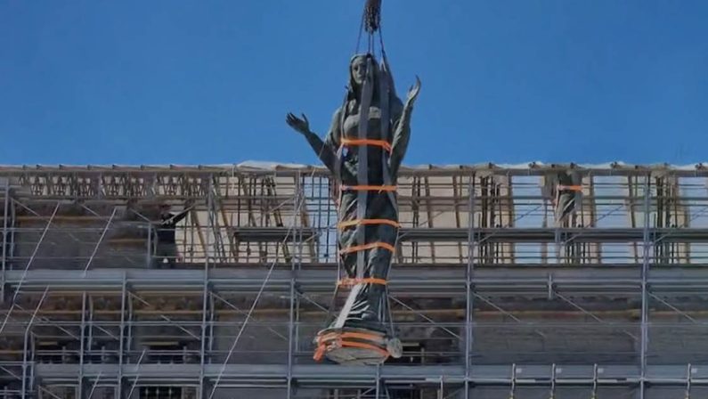 Catanzaro, la statua della Madonna “scende” dal campanile per consentire il restauro del Duomo