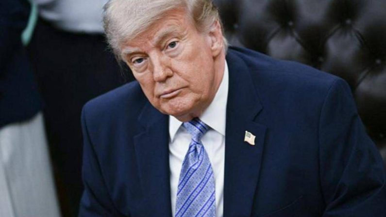 Trump deve togliere il suo nome dal Kennedy Center, la decisione del giudice