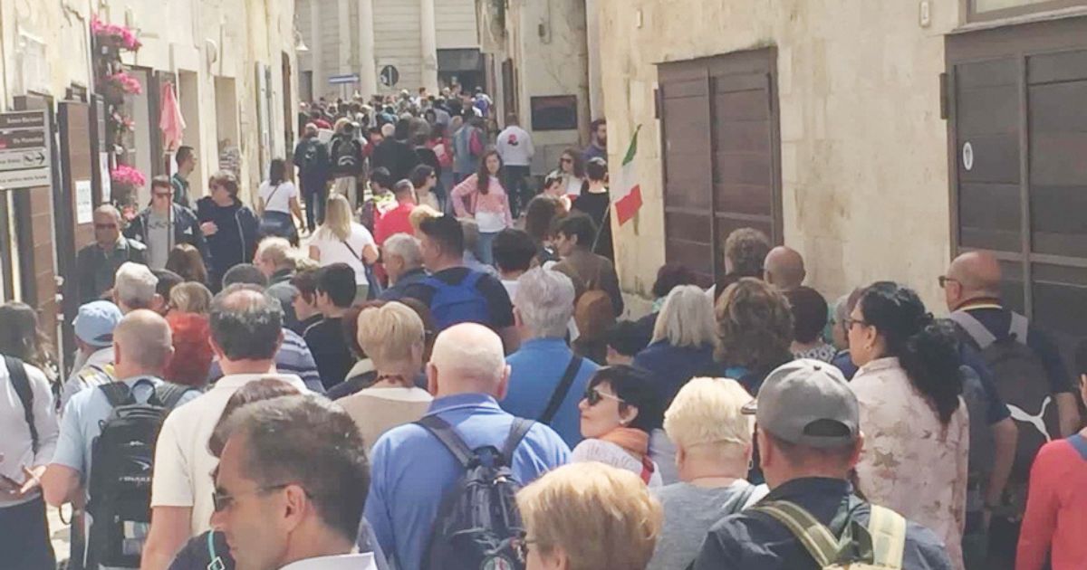https://www.quotidianodelsud.it/wp-content/uploads/2026/05/turisti-a-matera.jpg