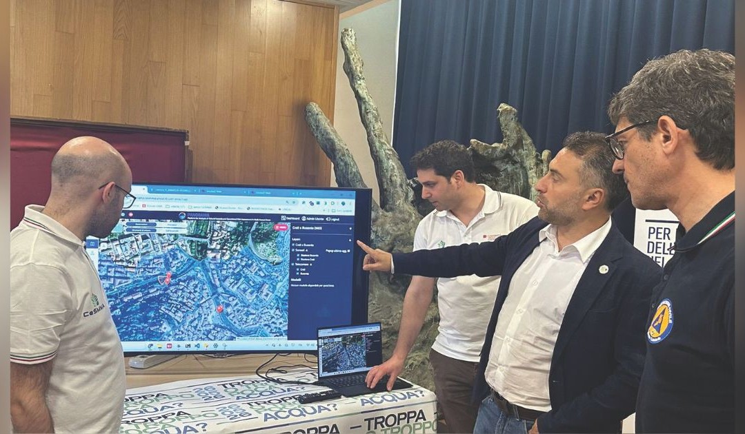 Il professor Alfonso Senatore mostra al capo della ProCiv calabrese Domenico Costarella “Panorama”