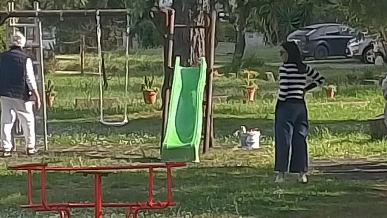 Rende, sit-in a Villaggio Europa per il parco giochi