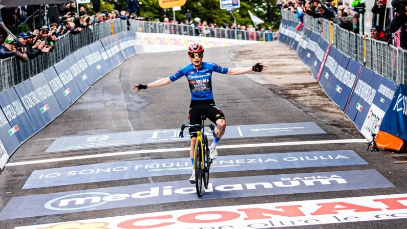 Giro d’Italia, Vingegaard vince il tappone alpino a Pila e conquista la maglia rosa
