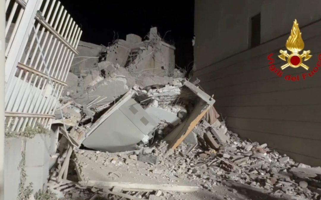 Napoli, crolla una porzione della Vela rossa di Scampia