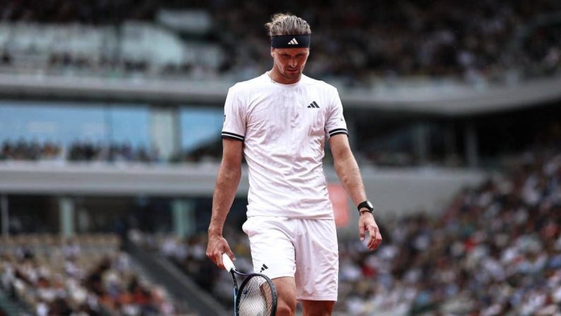 Roland Garros, piove e Zverev vuole chiusura del tetto: “Cosa aspettate?”