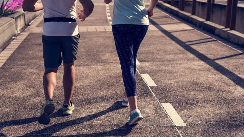 Caldo e rischi per l’attività fisica, l’esperta: “Non esiste fisico immune, occhio ai sintomi neurologici”