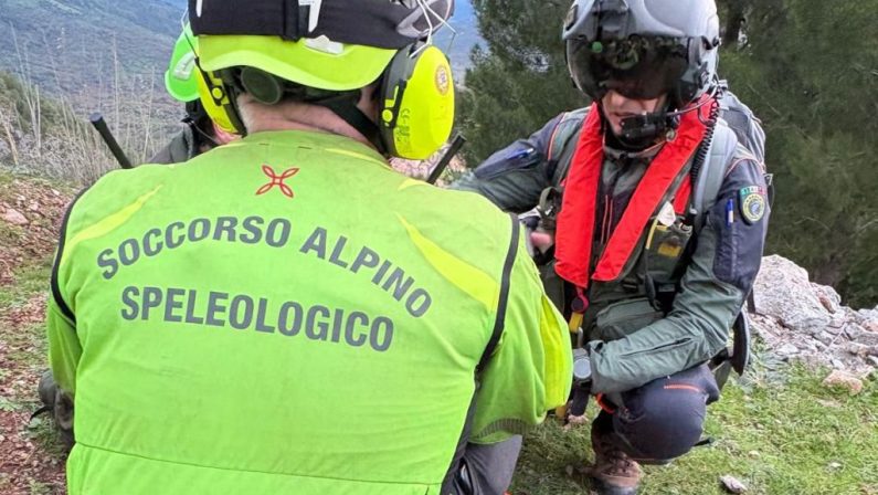 Salvato lo speleologo bloccato a 120 metri profondità nel cuneese