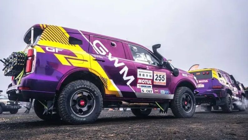 Pilota italiana affronta il Taklimakan Rally su un NEV cinese