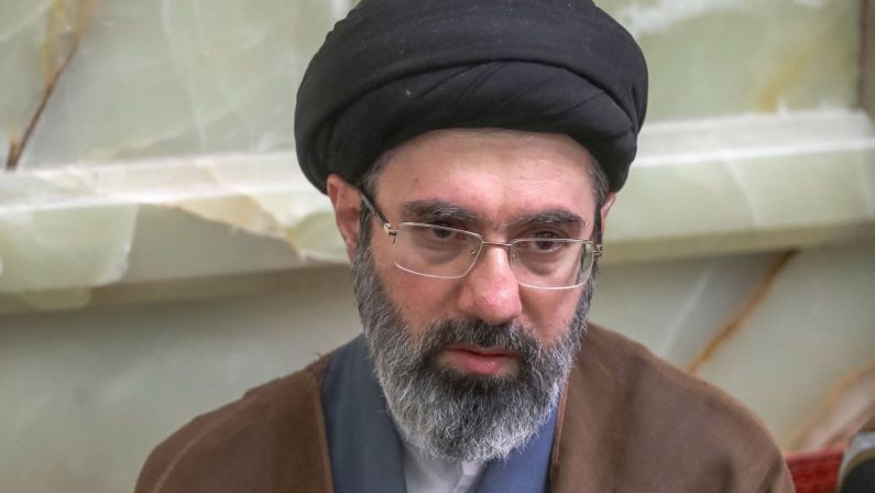Iran, Khamenei accusa l’Occidente di guerra ibrida per creare divisioni interne