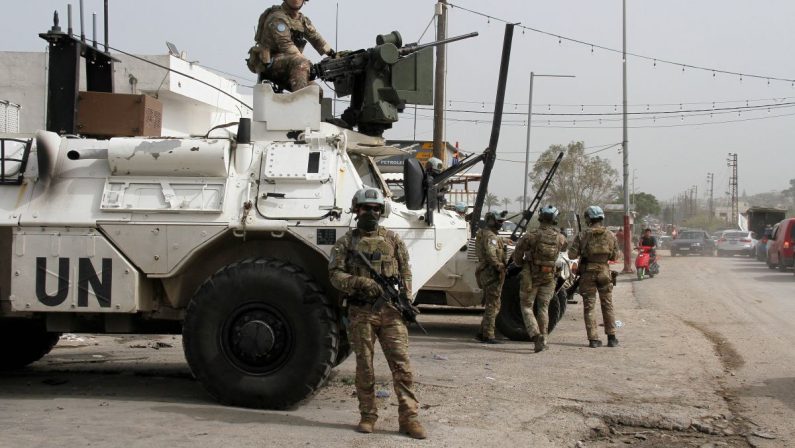 Libano, Unifil “Ucciso un soldato della missione, altri due feriti”