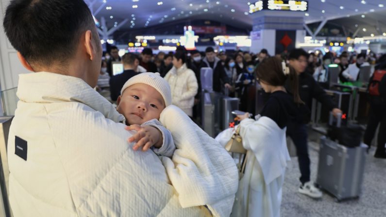 Cina, stanziati 99,9 mld di yuan per sussidi all’infanzia per il 2026