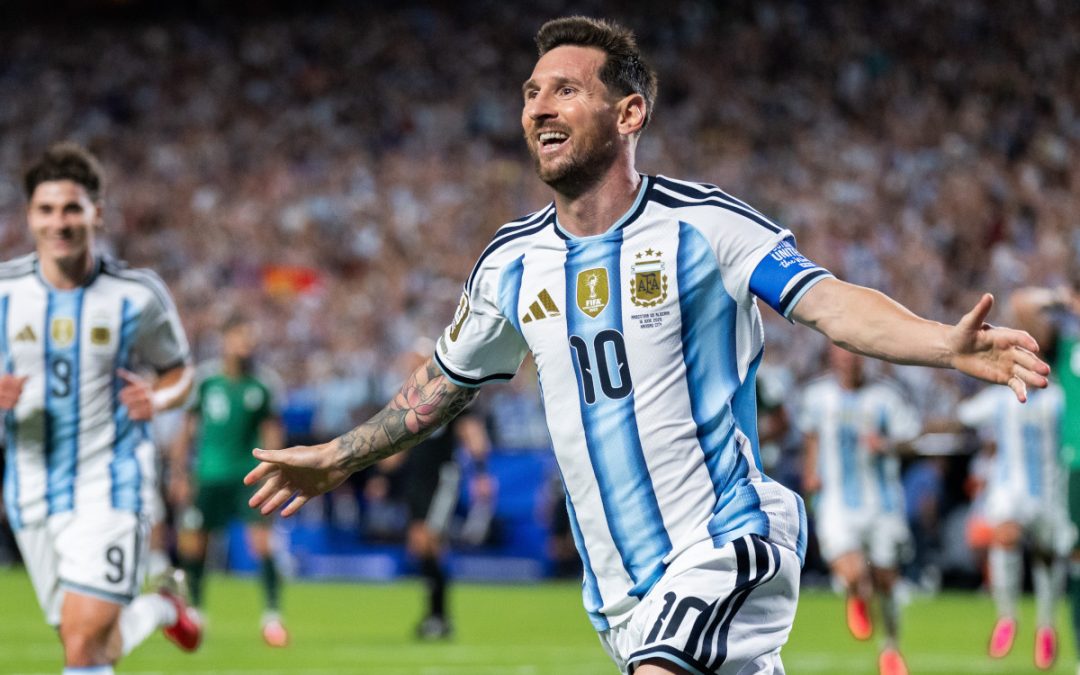 Messi show e l’Argentina vince al debutto, tripletta da record all’Algeria