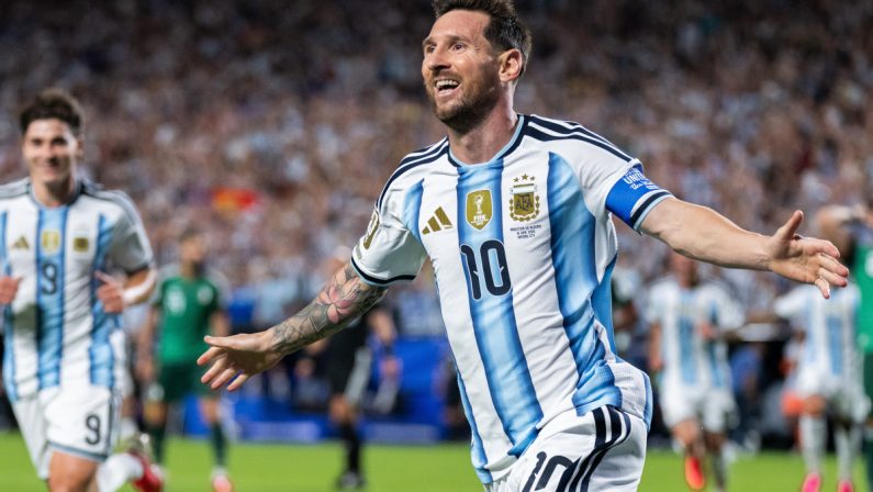 Messi show e l’Argentina vince al debutto, tripletta da record all’Algeria