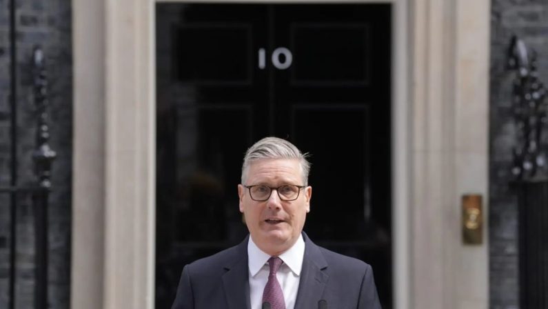 Uk, il premier Starmer annuncia le dimissioni