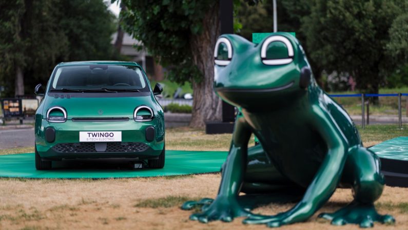 Renault Twingo E-Tech Electric accende l’estate romana con House of Frog