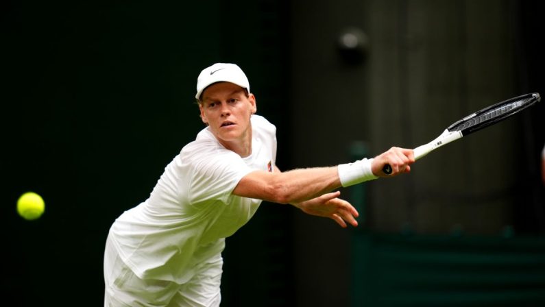 Sinner soffre al debutto a Wimbledon ma batte Kecmanovic in 5 set