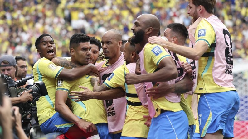 Il Brasile rimonta e batte il Giappone al 95′, Ancelotti vola agli ottavi