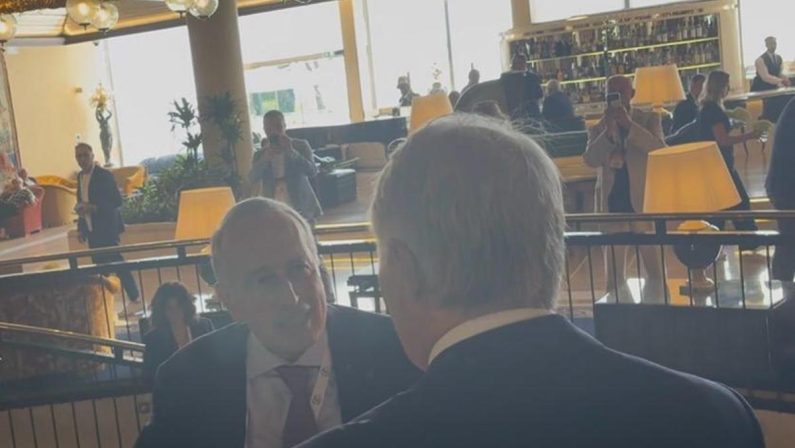 Assemblea elettiva Figc, stretta di mano Abete-Malagò prima dell’inizio