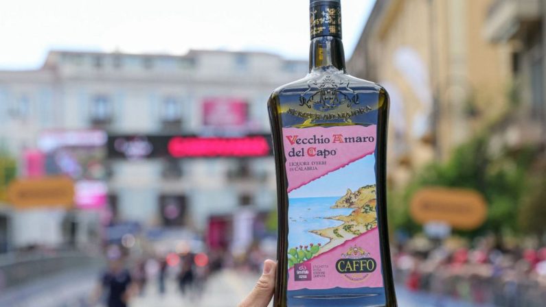 Caffo chiude il Giro d’Italia 2026 da protagonista. Vecchio Amaro del Capo al centro della Corsa Rosa