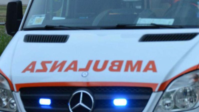 Scontro frontale tra due auto nel torinese, muore 19enne