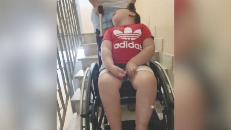 Crotone, il piccolo Antonio prigioniero delle scale. Appello per ascensore o casa accessibile