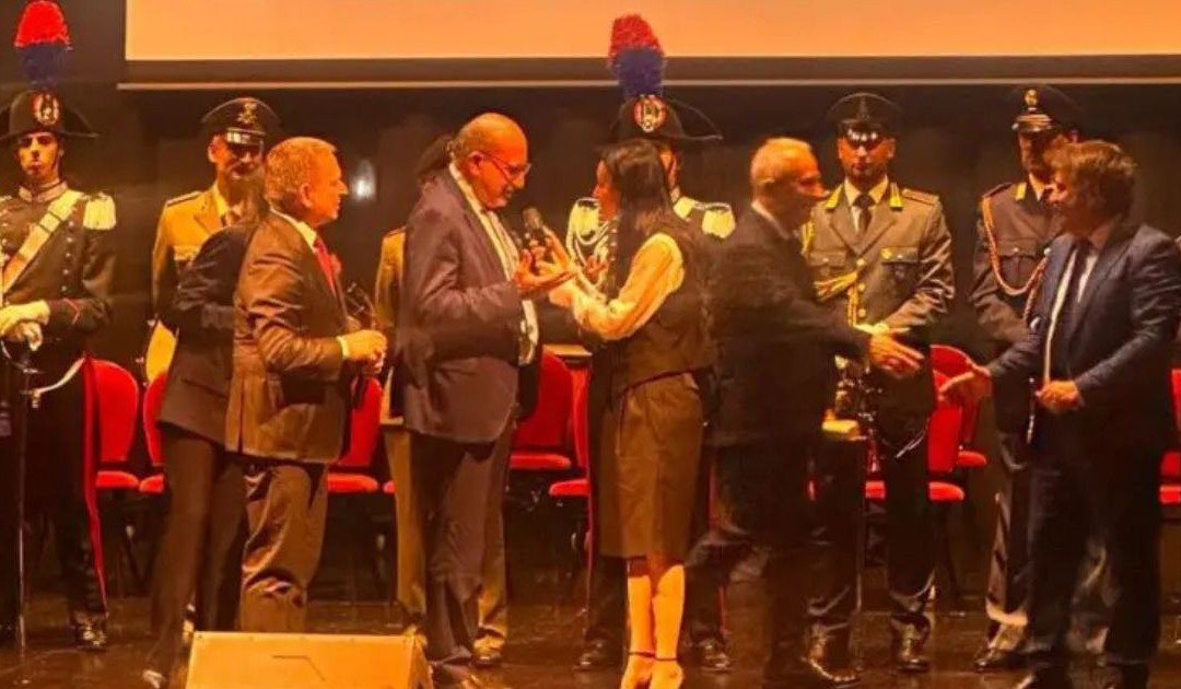 Arisa durante la consegna dell'onorificenza