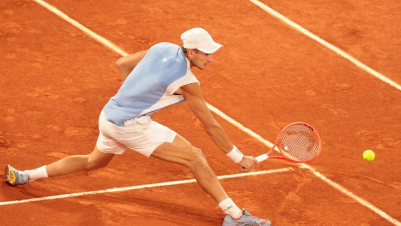 Arnaldi si ritira dal Roland Garros, ipotesi virus. Il medico-fisiatra: “Ha portato l’organismo al limite”