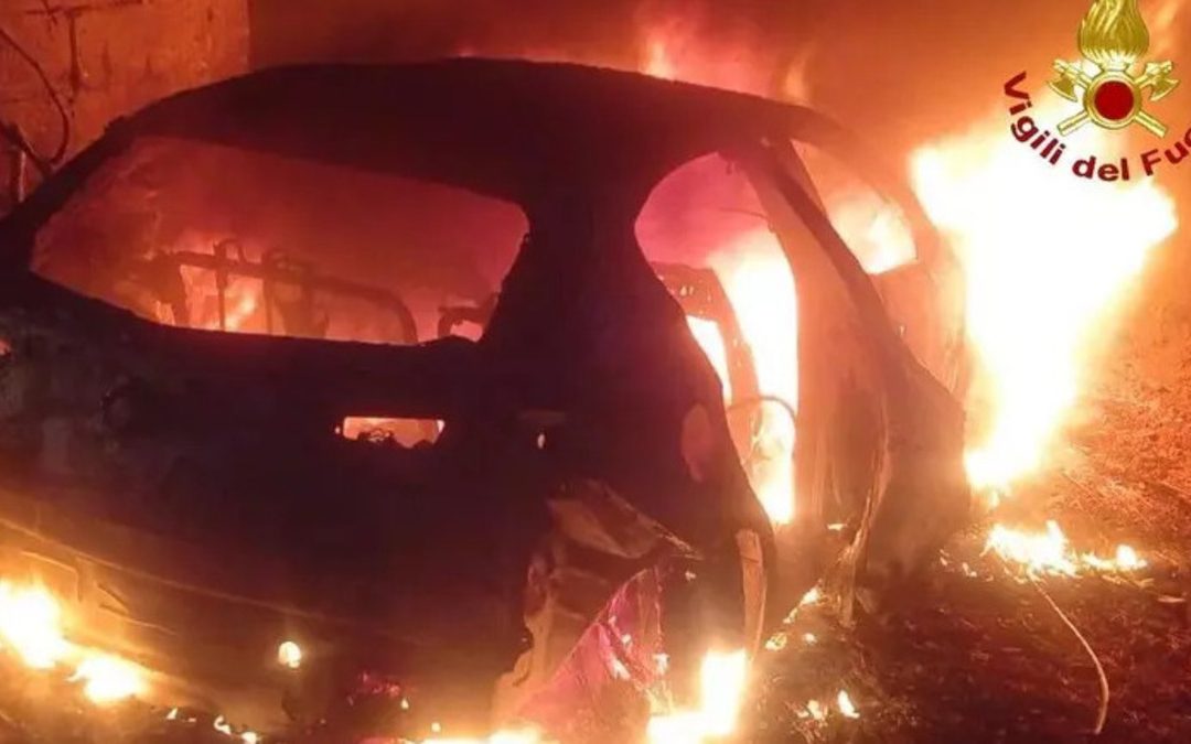 Doppio assalto (fallito) ai bancomat in Salento: incendiata un’auto