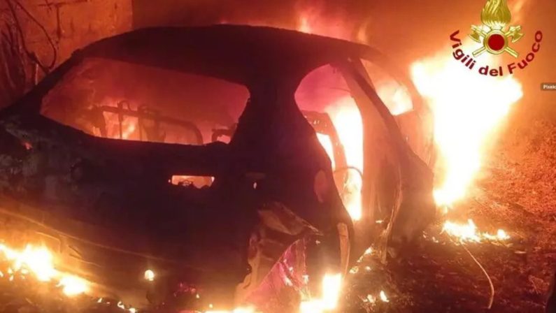 Doppio assalto (fallito) ai bancomat in Salento: incendiata un’auto