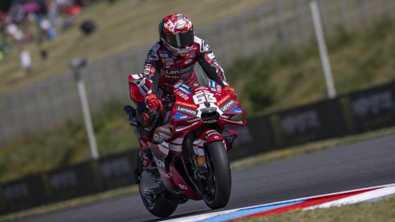 Bagnaia vince sprint MotoGp in Repubblica Ceca, cade Bezzecchi: ordine di arrivo e classifica piloti aggiornata
