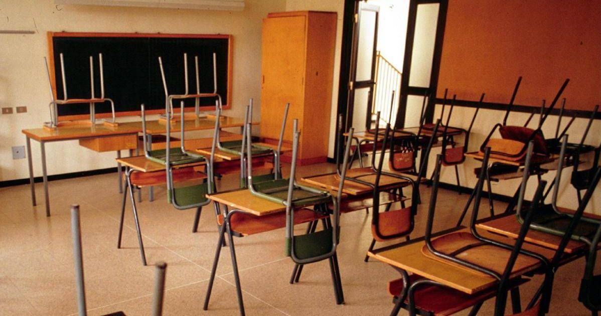https://www.quotidianodelsud.it/wp-content/uploads/2026/06/banchi-di-scuola-2-e1789022354866.jpeg