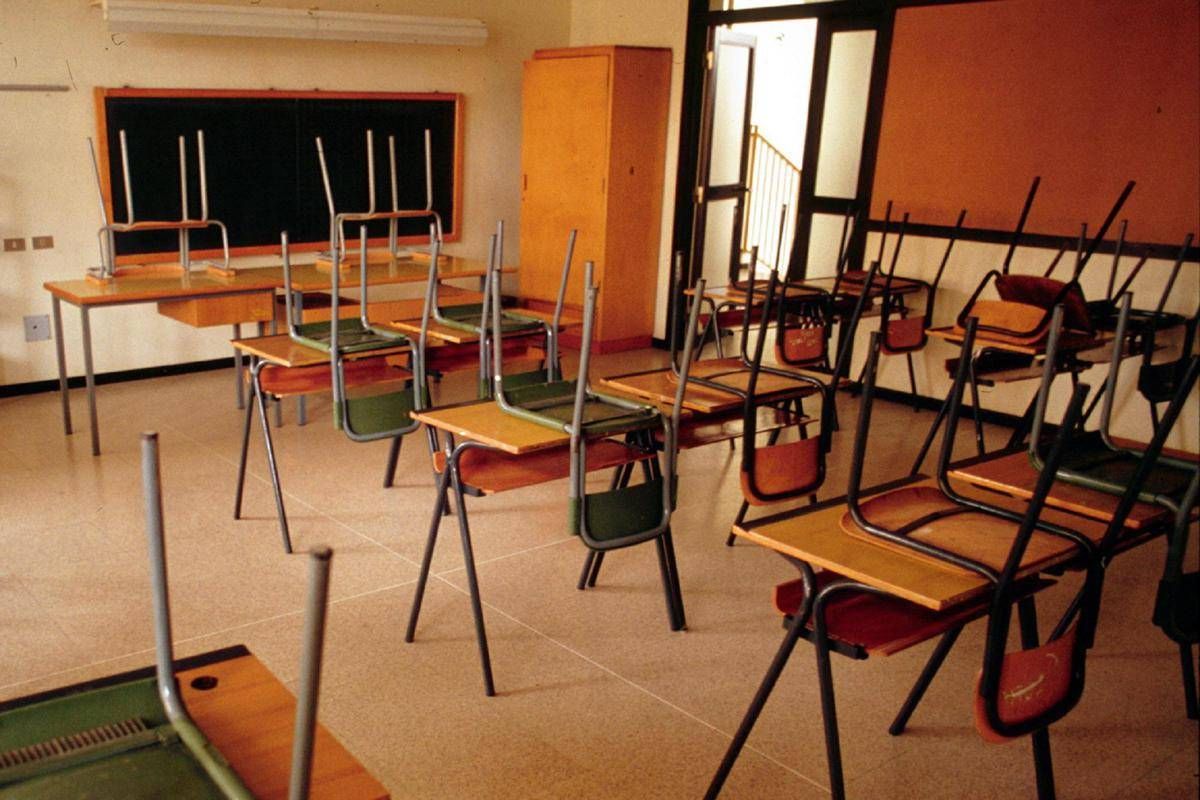 https://www.quotidianodelsud.it/wp-content/uploads/2026/06/banchi-di-scuola-2.jpeg