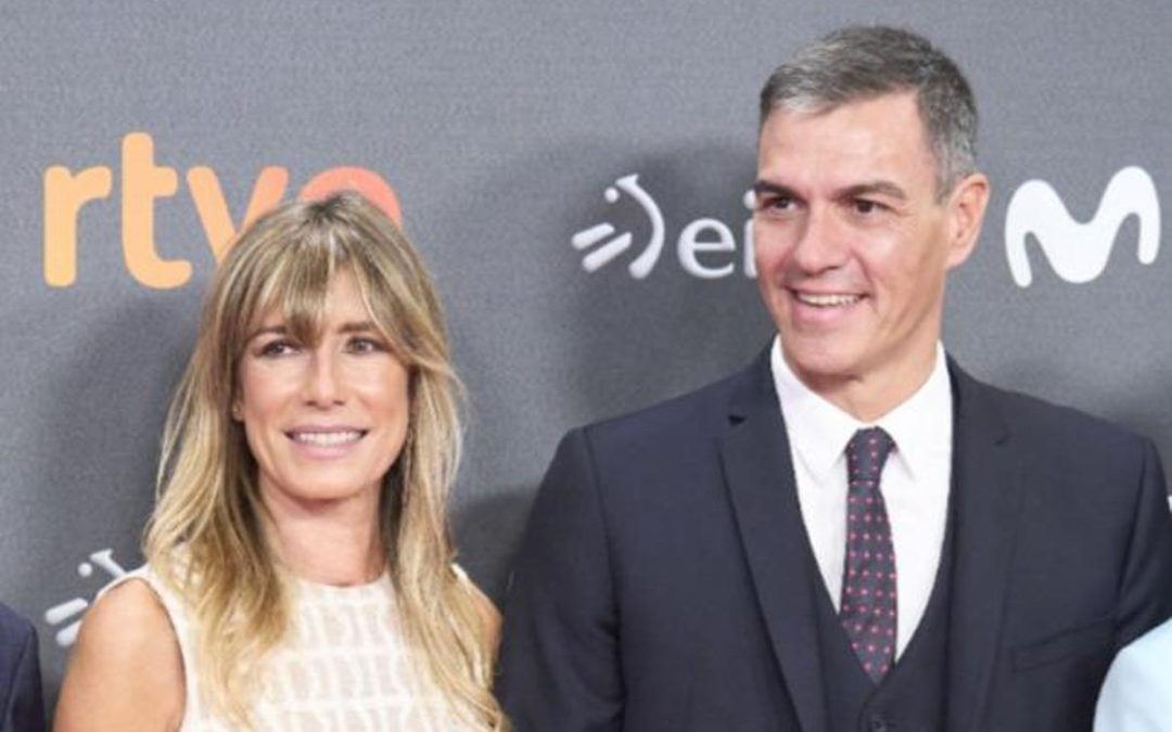 Spagna, rinviata a giudizio la moglie del premier Sanchez: passaporto ritirato