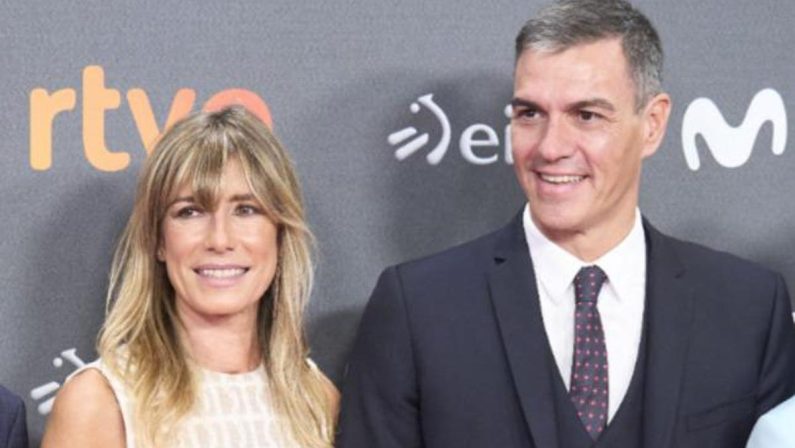 Spagna, rinviata a giudizio la moglie del premier Sanchez: passaporto ritirato