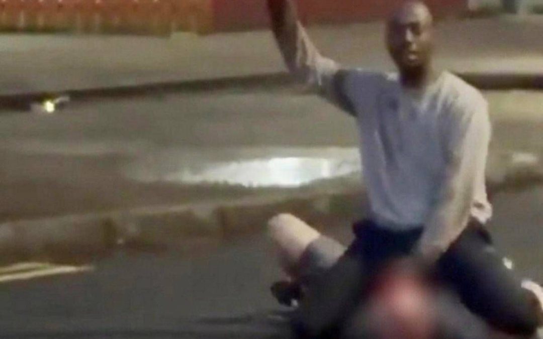 Tenta di decapitare un uomo in strada, choc a Belfast