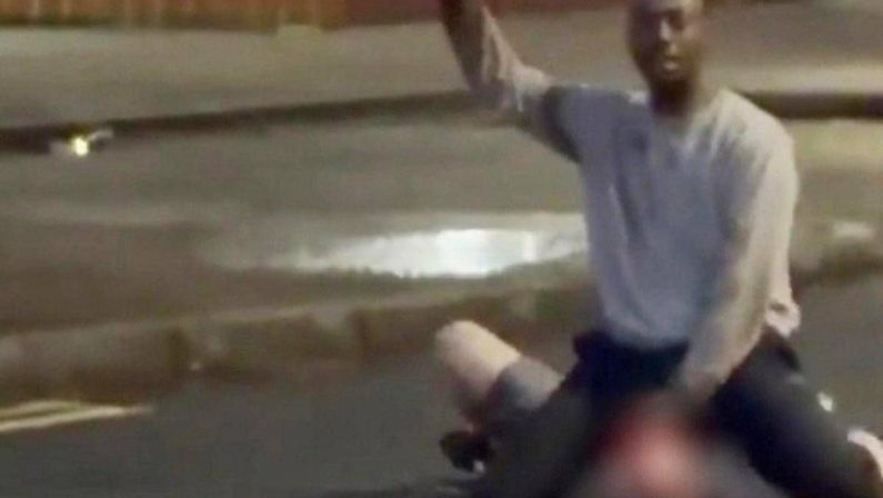 Tenta di decapitare un uomo in strada, choc a Belfast