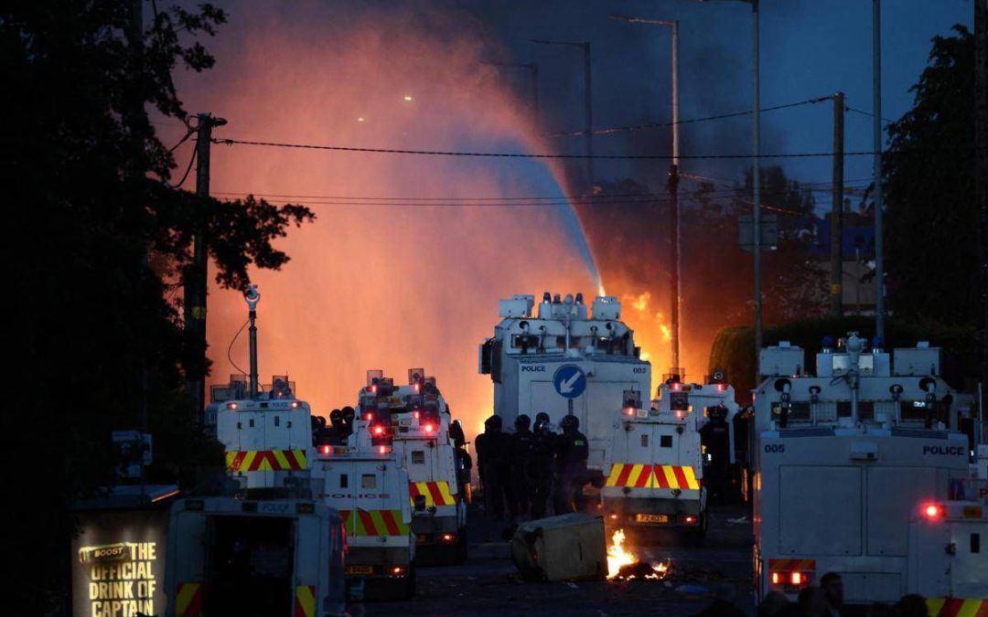 Irlanda del Nord, nuovi scontri anti-immigrati: polizia usa cannoni ad acqua vicino Belfast