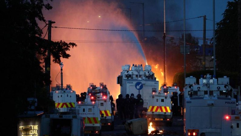 Irlanda del Nord, nuovi scontri anti-immigrati: polizia usa cannoni ad acqua vicino Belfast