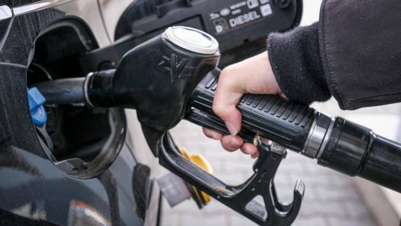Carburanti, effetto accise: diesel torna sopra i due euro al litro