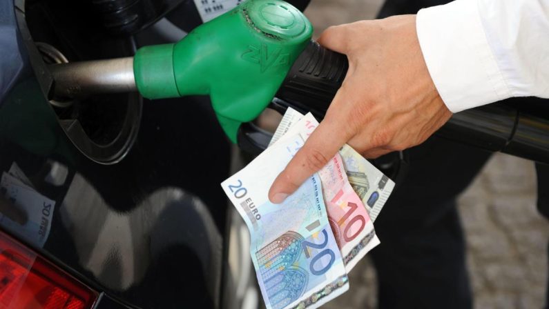 Carburante, prezzi benzina e diesel: prosegue il calo