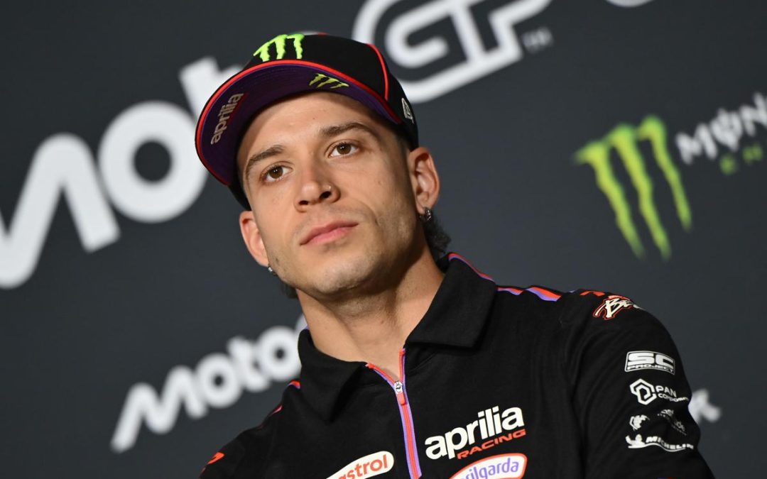 MotoGp, Bezzecchi si scusa: “Nessuna giustificazione”. L’abbraccio con il marshall dopo la lite