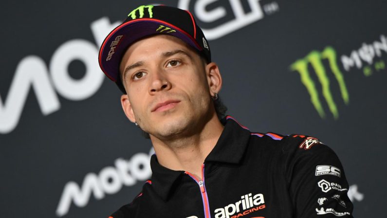 MotoGp, Bezzecchi si scusa: “Nessuna giustificazione”. L’abbraccio con il marshall dopo la lite