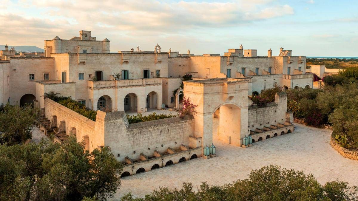 https://www.quotidianodelsud.it/wp-content/uploads/2026/06/borgoegnazia-entrance-us.jpeg