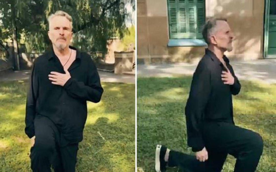 Miguel Bosé in ginocchio sui social: il video con la scritta ‘I can’t breathe’ dedicato a Henry Nowak
