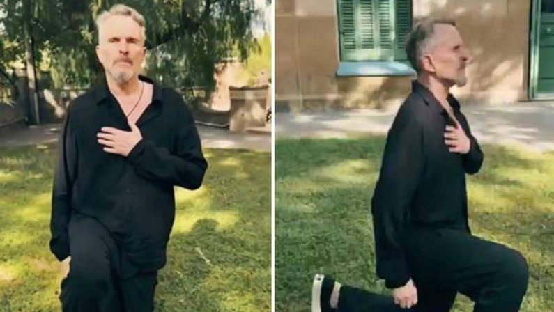 Miguel Bosé in ginocchio sui social: il video con la scritta ‘I can’t breathe’ dedicato a Henry Nowak