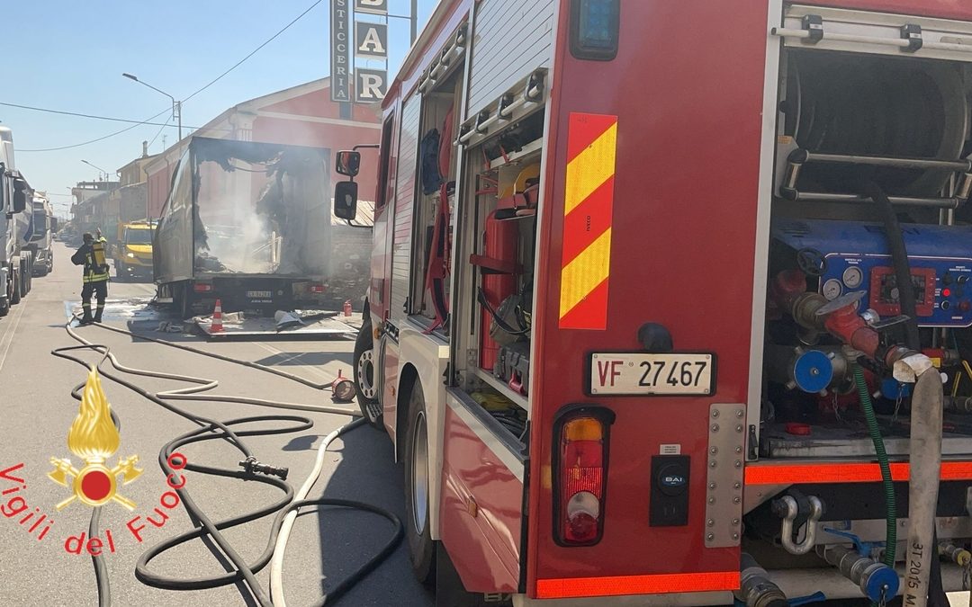 Botricello, camion in fiamme sulla strada Statale 106