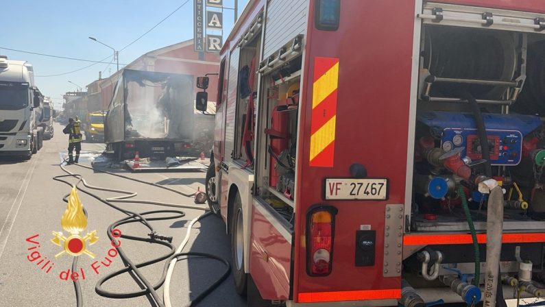 Botricello, camion in fiamme sulla Statale 106: Strada chiusa al traffico