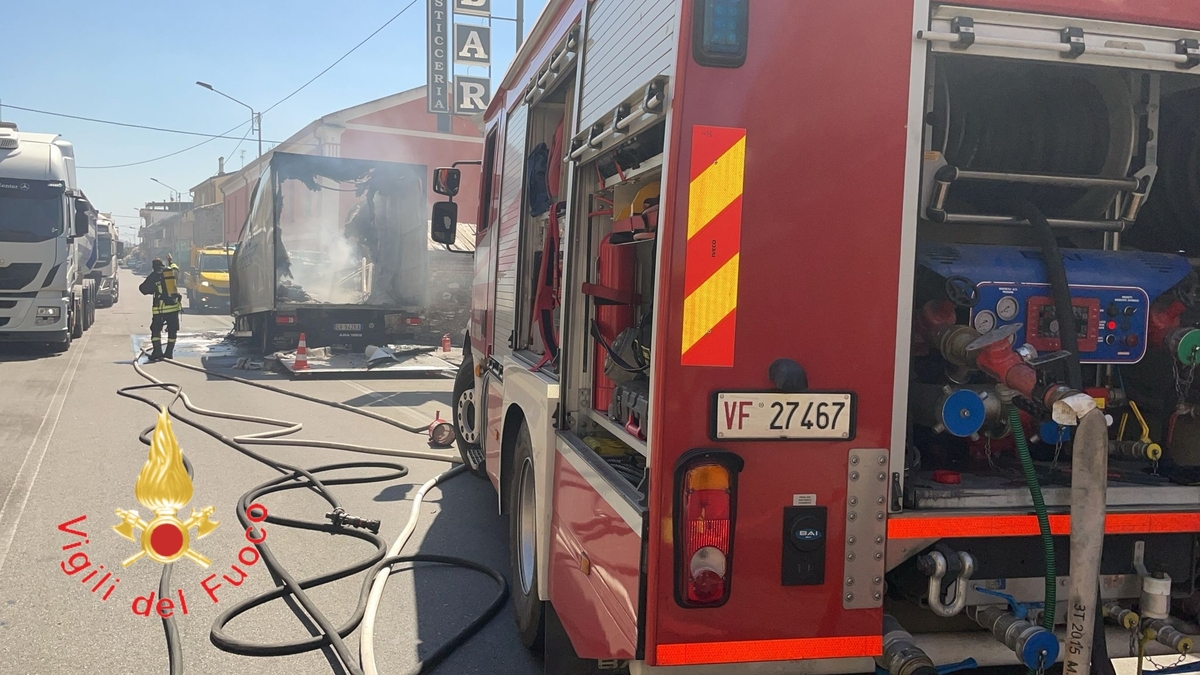 https://www.quotidianodelsud.it/wp-content/uploads/2026/06/botricello-camion-in-fiamme-sulla-statale-106.jpg