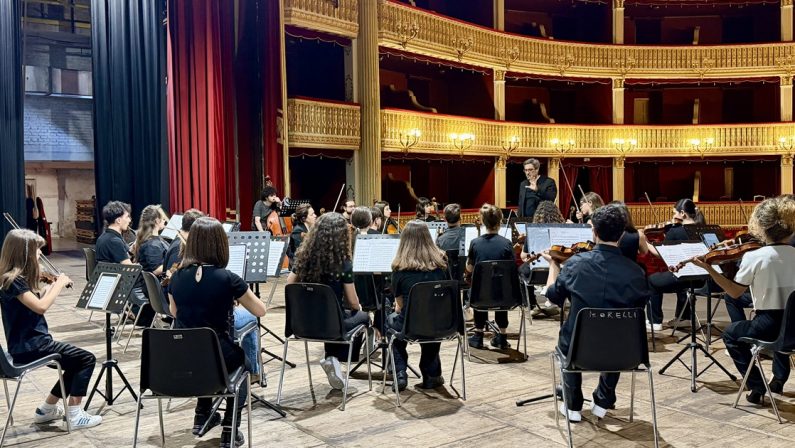 Non solo note, la Brutia Young ridefinisce la performance orchestrale