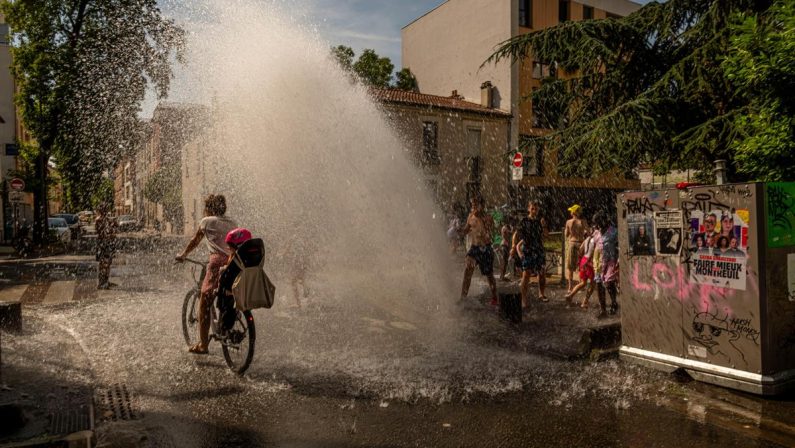 Caldo senza fine, Europa a fuoco: Germania e Gran Bretagna da record. Parigi vieta l’alcol: “Ospedali in tilt”
